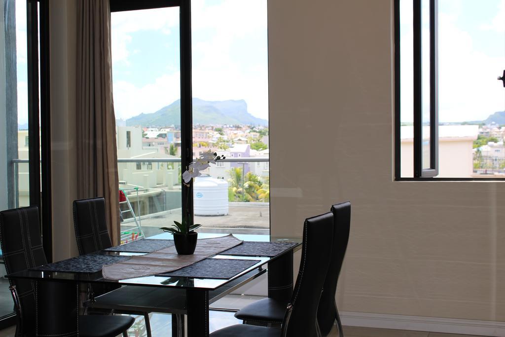Flic En Flac Beach Penthouse Bagian luar foto